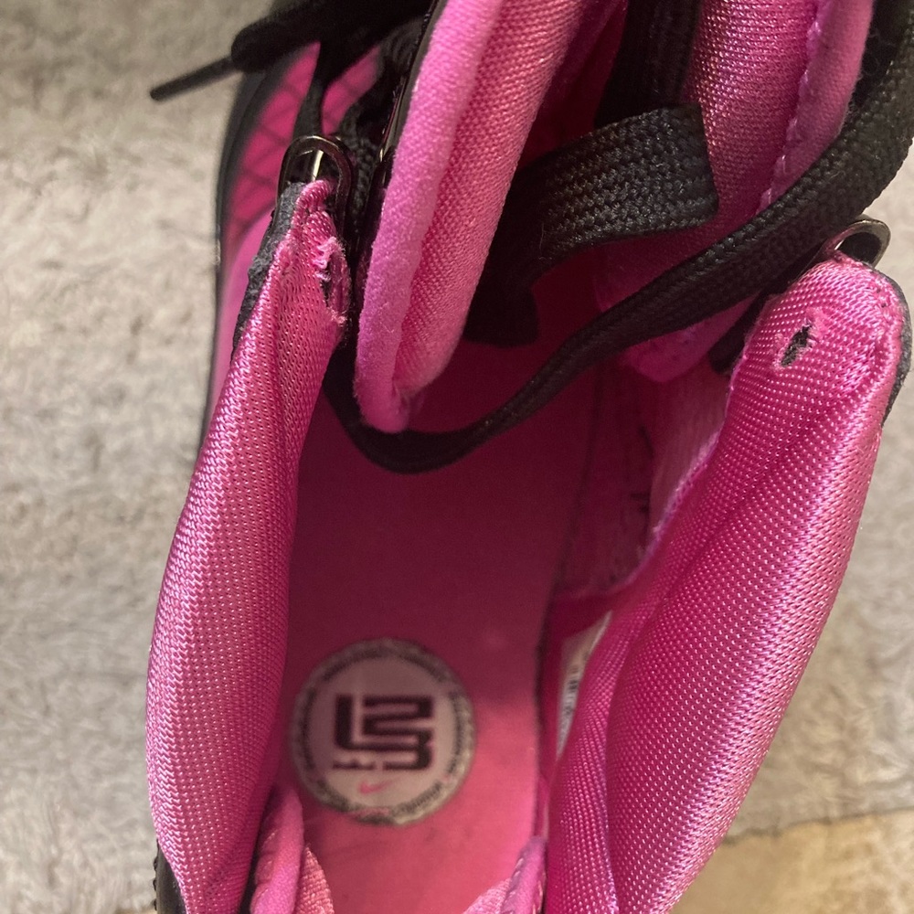 Nike CLASSIC LeBron James Breast Cancer Sneakers - 8/12/2009 🏀 - Picture 12 of 16